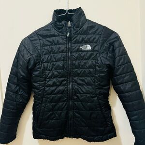 The North Face Mossbud Reversible Quilted Jacket Coat Girl’s black.